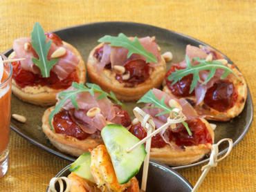 Tartelettes estivales tomate, roquette, jambon sec, féta émiettée, pignons de pin Tartelettes estivales tomate, roquette, jambon sec, féta émiettée, pignons de pin