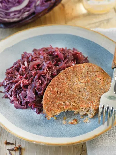 Confit de chou rouge et galettes grignoc orge chèvre miel noix